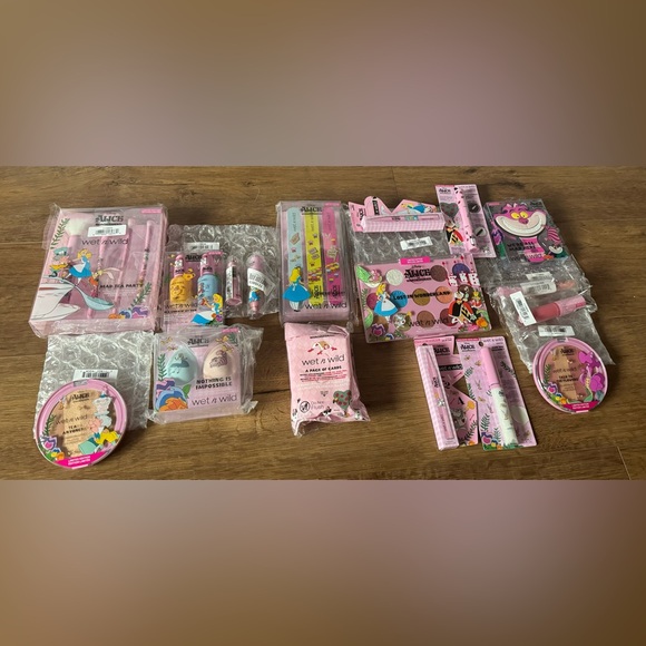 WET N' WILD-NWT Alice And Wonderland Beauty Bundle